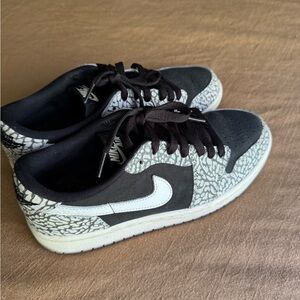 Nike Black and White Sneakers (Women's)